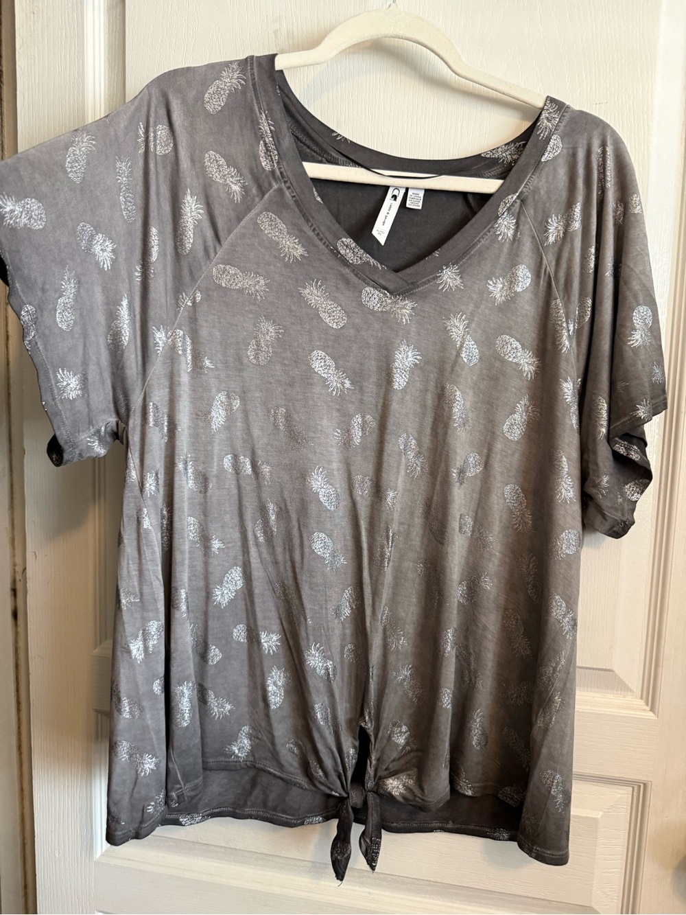 Cable & Gauge Gray V-Neck Tie-Front Tee with Silver Pineapple Print